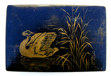 Boîte ancienne japonisante Napoléon III, papier mâché décor : Un cygne.