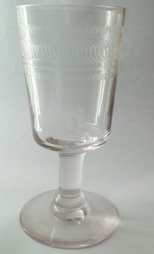 Ancien joli verre sur - sur, pied