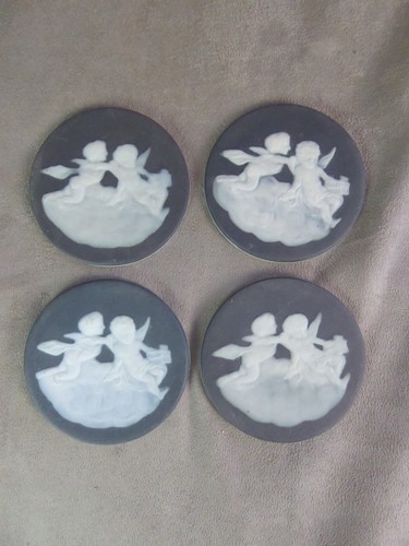 Quatre plaques biscuit de - quatre,