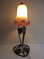 Lampe de table Art Déco, pied fer forgé avec tulipe verre blanc au bord grenat