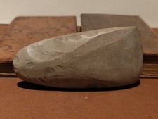 Hache polie en silex du Néolithique Final vers 4000 avant JC, origine France