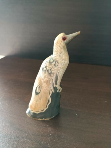 Adorable petit oiseau sculpté
