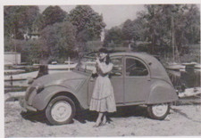 CITROEN 2CV - 2 CV AVEC DEMOISELLE - CARTE POSTALE 10 X 15 CM