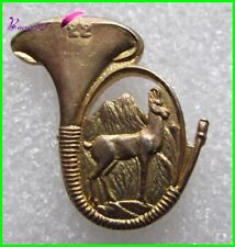 Pin's Badge pin COR DE CHASSE 22 Animal Une Biche jeune Cerf Chamois  #865