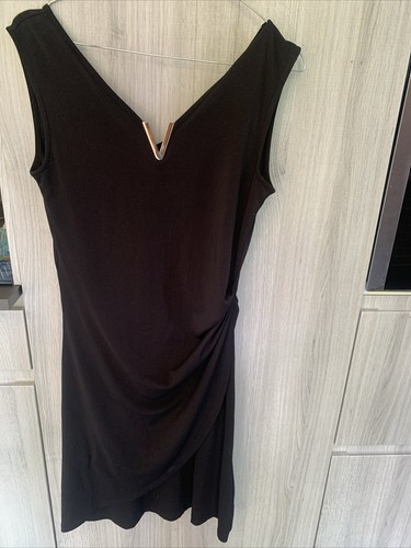Robe noire drapée by - drapée,
