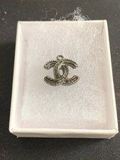 Breloque pendentif Chanel en métal argenté