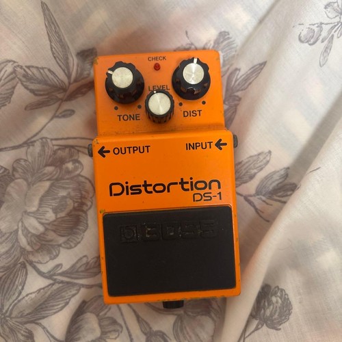 Boss distortion pedal - ds-1,