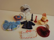 Accessoires pour poupée mignonnette les portes chapeaux manteau en bleu marine 