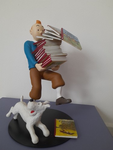 Statuette tintin tenant les - statuette,