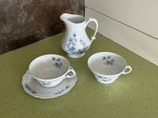 Pichet et 2 tasses Porcelaine Blanche de Limoges Union Limousine fleurs bleues