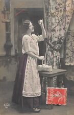 CP FEMME SABOTS TABLIER PANIER OEUFS SUR TABLE OBSERVANT OEUF