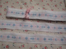330 cm de   broderie  ancienne petites fleurs bleu  et rose largueur 2,5 cm