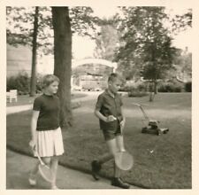 Snapshot vintage enfants avec raquettes de volant badminton tondeuse gazon sport