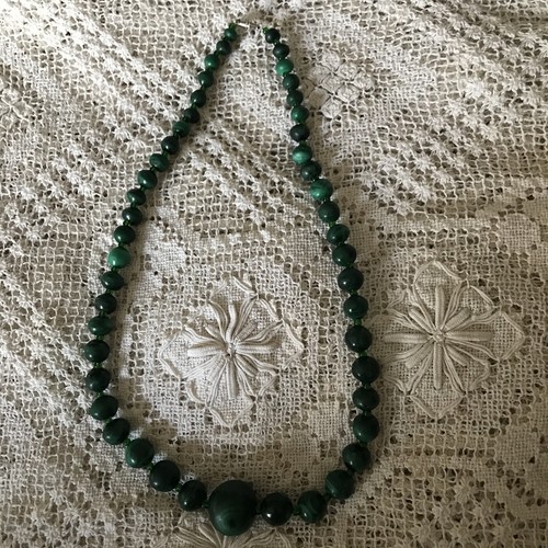 Collier perles pierre