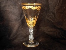SAINT LOUIS,MICADO,VERRE A VIN EN CRISTAL GRAVE ET DORE,EPOQUE DEBUT XXème.