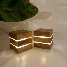 Cube lumineux LED en bois de