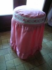 housse juponnée de tabouret+housse de coussin assortie rose à galon fleuri