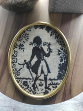 Tableau ovale doré avec