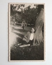 Adossée à un tronc d'arbre