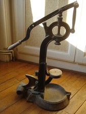 bouchonneuse ancienne en fonte ca 1940