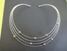 COLLIER TOUR DE COU/TORQUE,CONSTITUé DE 4 FILS ARGENTES ORNé DE 8 PERLES DOREES