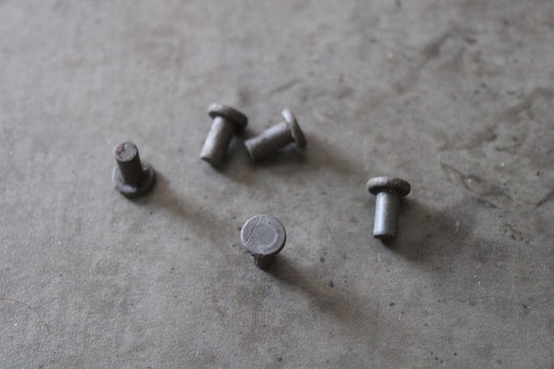 Petits rivets réparation - petits,