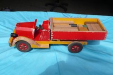 Camion ancien en bois avec benne basculante