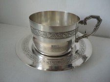Tasse et soucoupe en métal blanc marquées O F