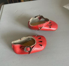 Paire de chaussures rouges vintage pour poupées