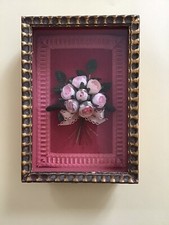 Ancien cadre Bouquet de fleurs en tissus sous verre Vintage