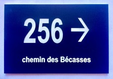 plaque pvc numero de rue ou de maison + fleche à droite 150x100 mm bleu