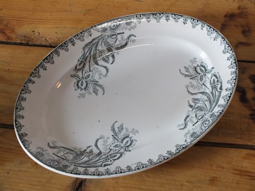 Ancien plat ovale en - +,