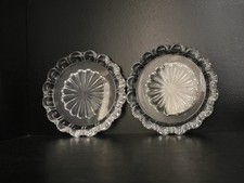 2  Anciens dessous de plat en cristal moulé Baccarat ou Saint Louis
