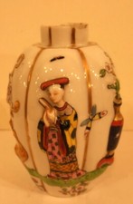 Joli petit vase polylobé en porcelaine fine, personnages chinois, haut. 12cm