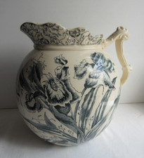 Broc de toilette Art Nouveau aux iris bleu-gris signé M.L. & Cie England