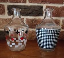 Rétro 2 carafes à liqueur en verre vintage décor damier et carte  60's 