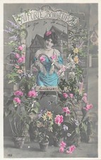 CP AU PORTE BONHEUR FEMME AVEC FER A CHEVAL A FENETRE POTS DE FLEURS