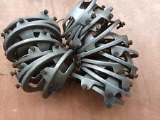 1 une Griffe  pour tulipe à griffe diam 62 mm  trou 28 mm. Griffe de maintien 