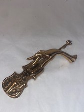 Yves Lohé. Né en 1947. Main au violon. Sculpture en bronze.