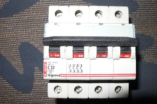 Disjoncteur tetrapolaire 32a - disjoncteur,