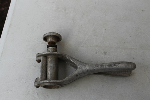 Ancienne bouchonneuse alu - alu,