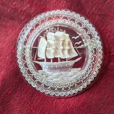 Broche ancienne en lucite 
