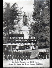 DOLE (39) ENFANT & CAMION de POMPIER devant STATUE PASTEUR vers 1950