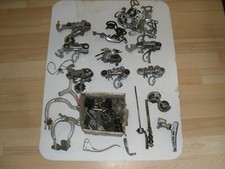 Lot anciens dérailleurs, divers pièces vélos, cycles vintages années 70
