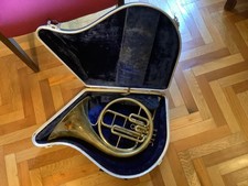 Cor d’harmonie COUESNON dans  son étui rigide. French horn