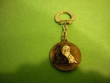 porte clé clef clés  BLACK AND WHITE, WHISKY émaillé 