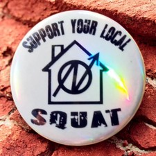 Badge holographique Support your local squat