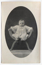 Bébé, enfant sur fauteuil, trône - Photo studio ancienne CPA