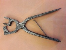 ANCIENNE PINCE A FAIRE LES BOUTONNIERES EN FER FORGE