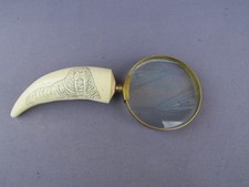 Ancienne loupe en laiton et Bakelite ?, décor d'un morse et ours blancs, a ident